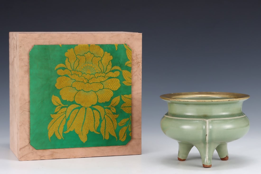 An Exquisite Longquan yao Cover with Gold Tripod Censer: An Exquisite Longquan yao Cover with Gold Tripod Censer,Song Dynasty, China,Royal Court Mark,Size:4.7inx6.5in 