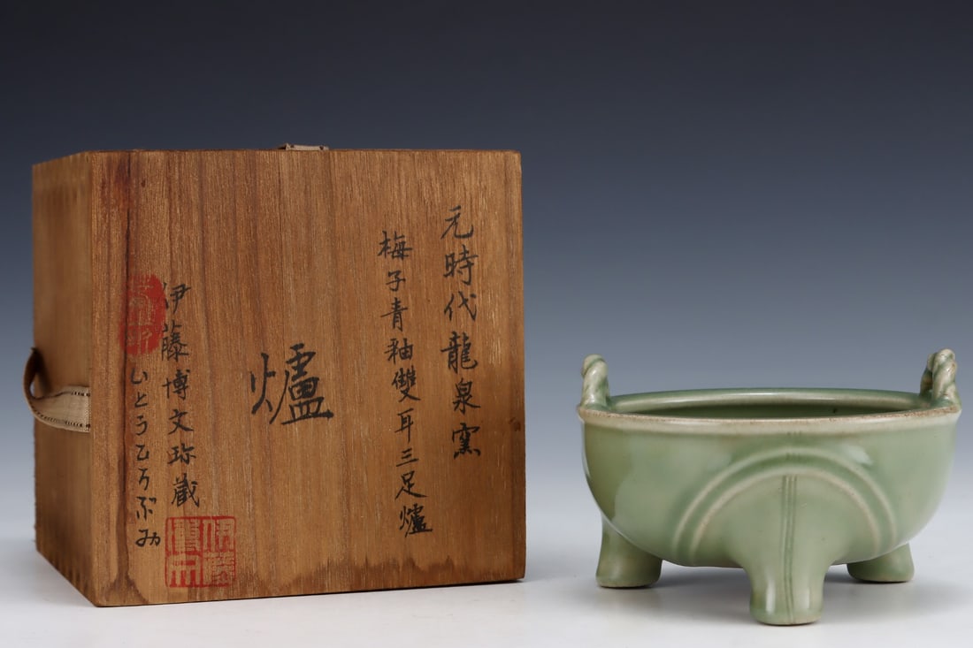 An Exquisite Longquan yao Celadon Glazed Flower Pattern Double-Ears Tripod Censer: An Exquisite Longquan yao Celadon Glazed Flower Pattern Double-Ears Tripod Censer,Yuan Dynasty, China,Size:3.3inx5.2in 