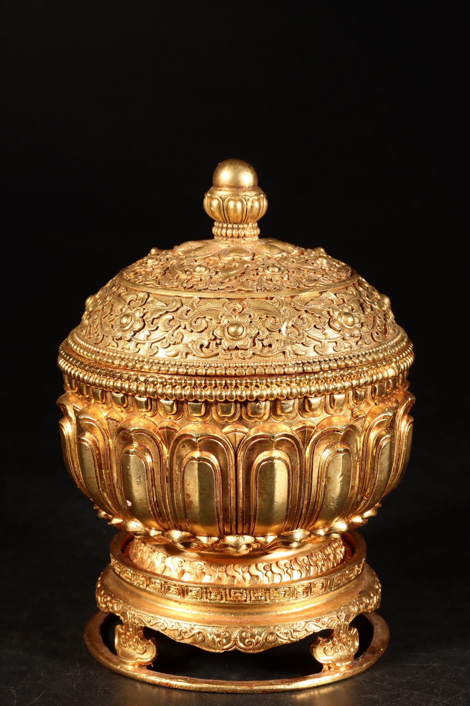 An Exquisite Gilt Bronze Flower Pattern Cover Jar?With Base: An Exquisite Gilt Bronze Flower Pattern Cover Jar，With Base，Qing Dynasty, China，Size：4.7inx4.7inx7.1in，Weight：1391g 