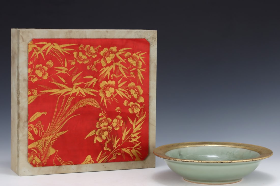 An Exquisite Longquan yao Cover with Gold Flower Pattern Plate,with an Imperial Poem by Emperor: An Exquisite Longquan yao Cover with Gold Flower Pattern Plate,with an Imperial Poem by Emperor Qianlong,Song Dynasty, China,Size:2.6inx10.8in 