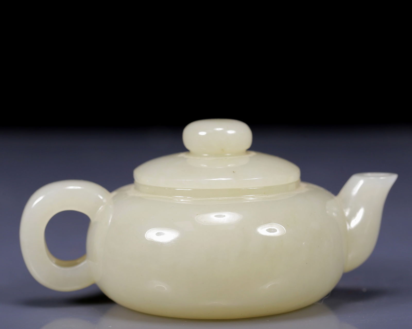An Exquisite White Jade Teapot: An Exquisite White Jade Teapot,Qing Dynasty, China,Size: 4.3inx2.8inx2in,Weight:205g 白玉茶壶，清代