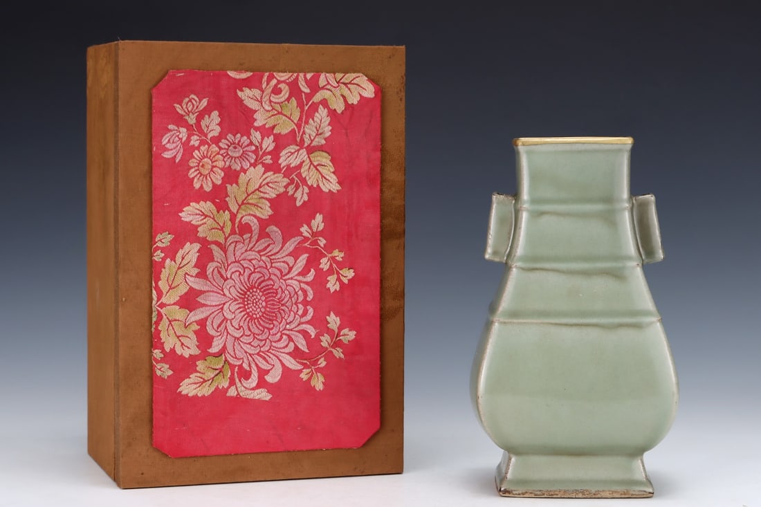 An Exquisite Longquan yao Cover with Gold Double-Ears Vase: An Exquisite Longquan yao Cover with Gold Double-Ears Vase,Song Dynasty, China,Royal Court Mark,Size:9.4inx5.3in 