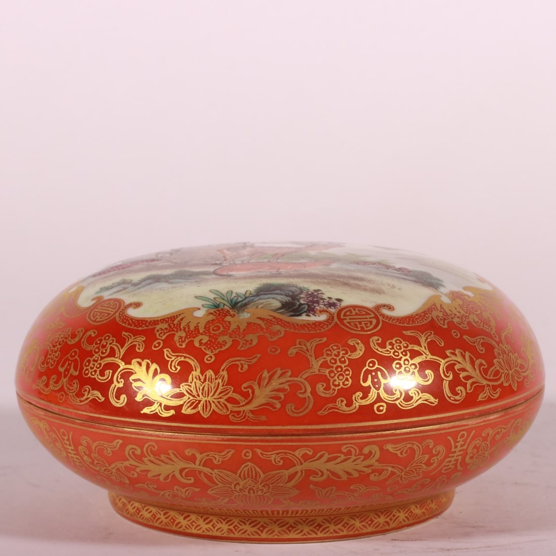 An Exquisite Famille-Rose Iron-Red Painted Gold Pine and Deer Pattern Box with Cover: An Exquisite Famille-Rose Iron-Red Painted Gold Pine and Deer Pattern Box with Cover,Qing Dynasty, China,Qianlong Four-character Mark,Size:2inx4in 粉彩矾红釉描ŵ