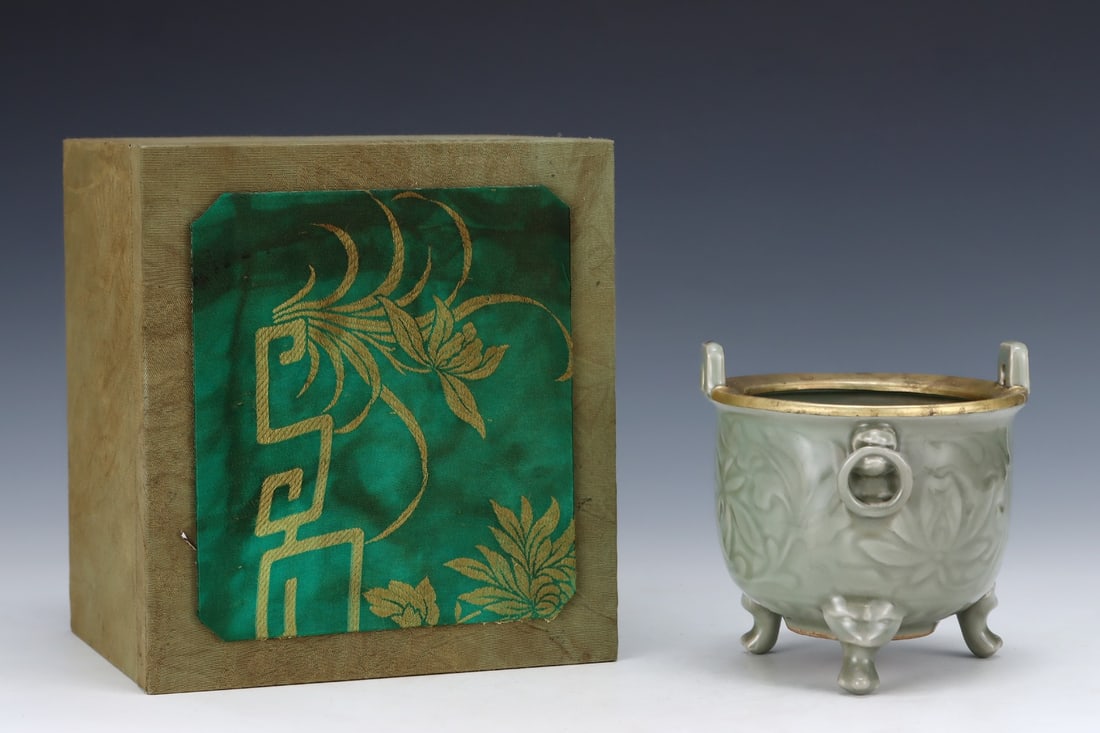 An Exquisite Longquan yao Cover with Gold Flower Pattern Double-Ears Tripod Censer: An Exquisite Longquan yao Cover with Gold Flower Pattern Double-Ears Tripod Censer,Song Dynasty, China,Size:5.4inx5.4in 龙泉窑金口花卉纹双耳