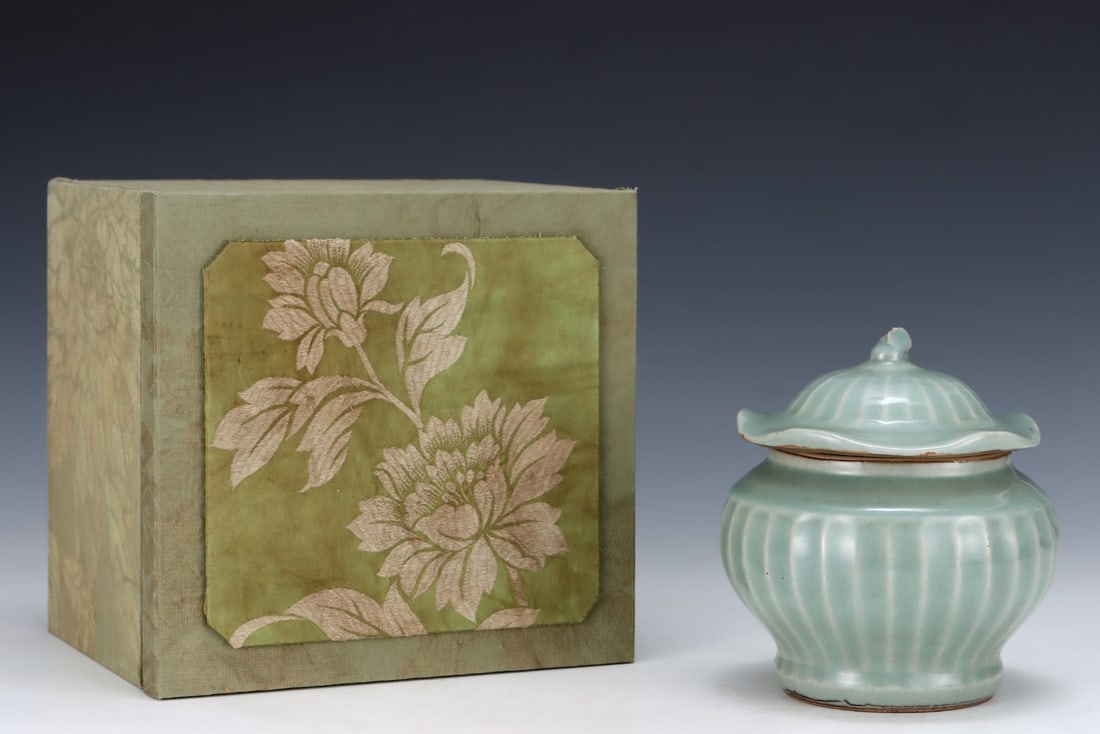 An Exquisite Longquan yao Celadon Glazed Cover Jar,with an Imperial Poem by Emperor Qianlong: An Exquisite Longquan yao Celadon Glazed Cover Jar,with an Imperial Poem by Emperor Qianlong,Song Dynasty, China,Size:6.3inx5.7in 龙泉窑粉青釉盖罐,ñ