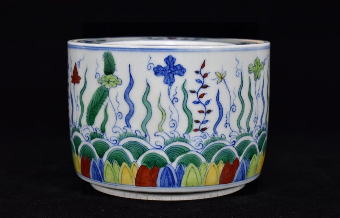 An Exquisite Doucai Seaweed Pattern Cover Jar: An Exquisite Doucai Seaweed Pattern Cover Jar,Ming Dynasty, China,Chenghua Six-character Mark,Size:3.9inx5.9in 