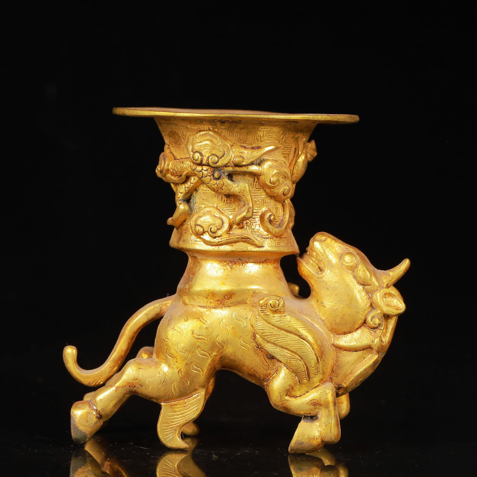 An Exquisite Gilt Bronze Auspicious Beast Cup: An Exquisite Gilt Bronze Auspicious Beast Cup,Qing Dynasty,China,Size:2.8inx1.6inx3.5in,Weight:474g 铜鎏金瑞兽杯,中国清代
