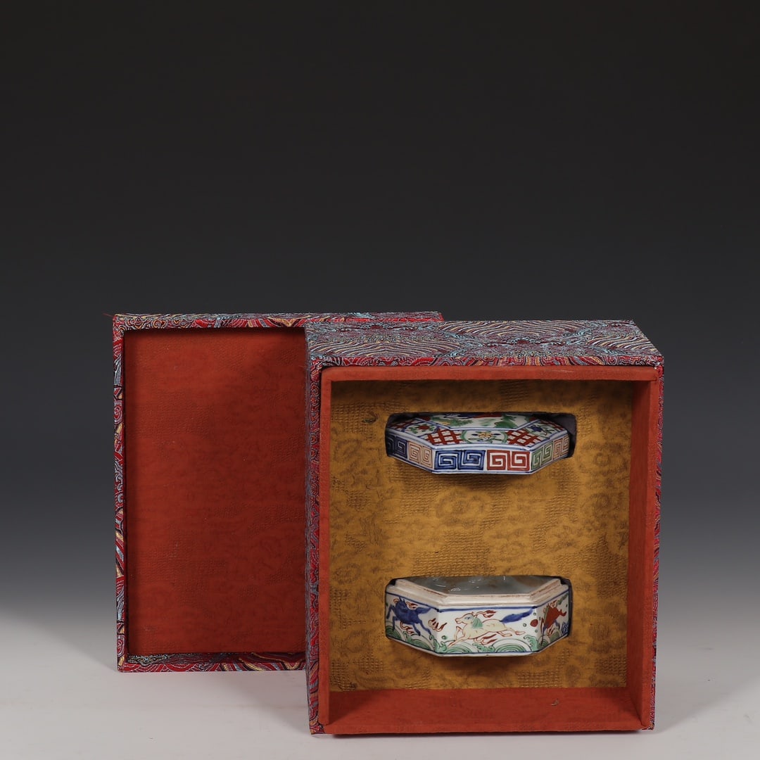 An Exquisite Wucai Figure and Auspicious Beast Pattern Box with Cover (1 of 9)