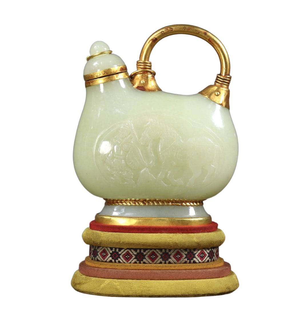 An Exquisite White Jade Covered silver-gilt Figure and Horse Pattern Pot: An Exquisite White Jade Covered silver-gilt Figure and Horse Pattern Pot,Qing Dynasty,China,Size:4.9inx3.9inx1.8in,Weight:374g 白玉包银鎏金人物马&
