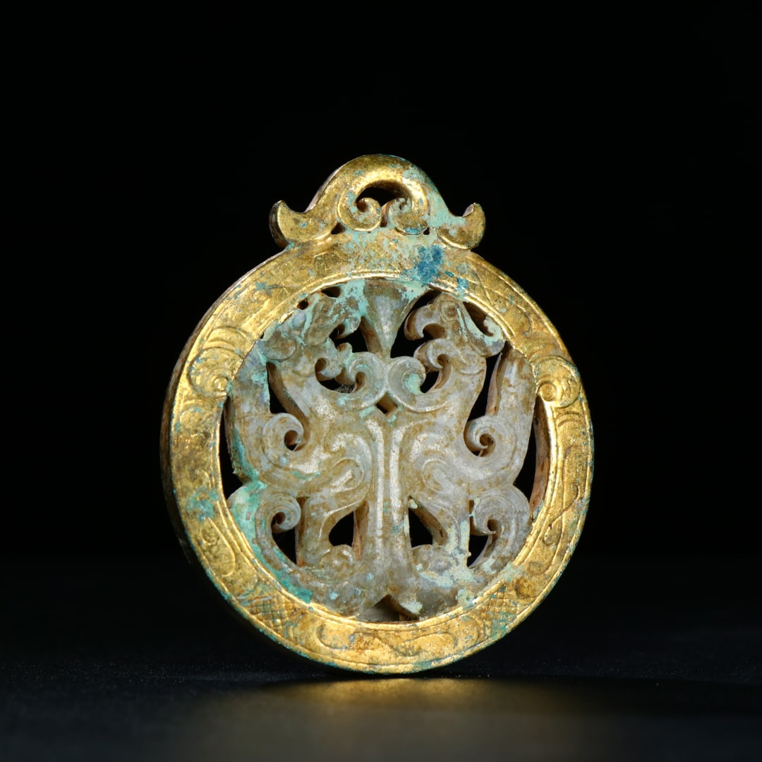An Exquisite Gaogu Jade Inlaid Gilt Bronze Phoenix Pattern Pendant: An Exquisite Gaogu Jade Inlaid Gilt Bronze Phoenix Pattern Pendant，Ancient Time, China，Size：2.2inx0.2in，Weight：28g 