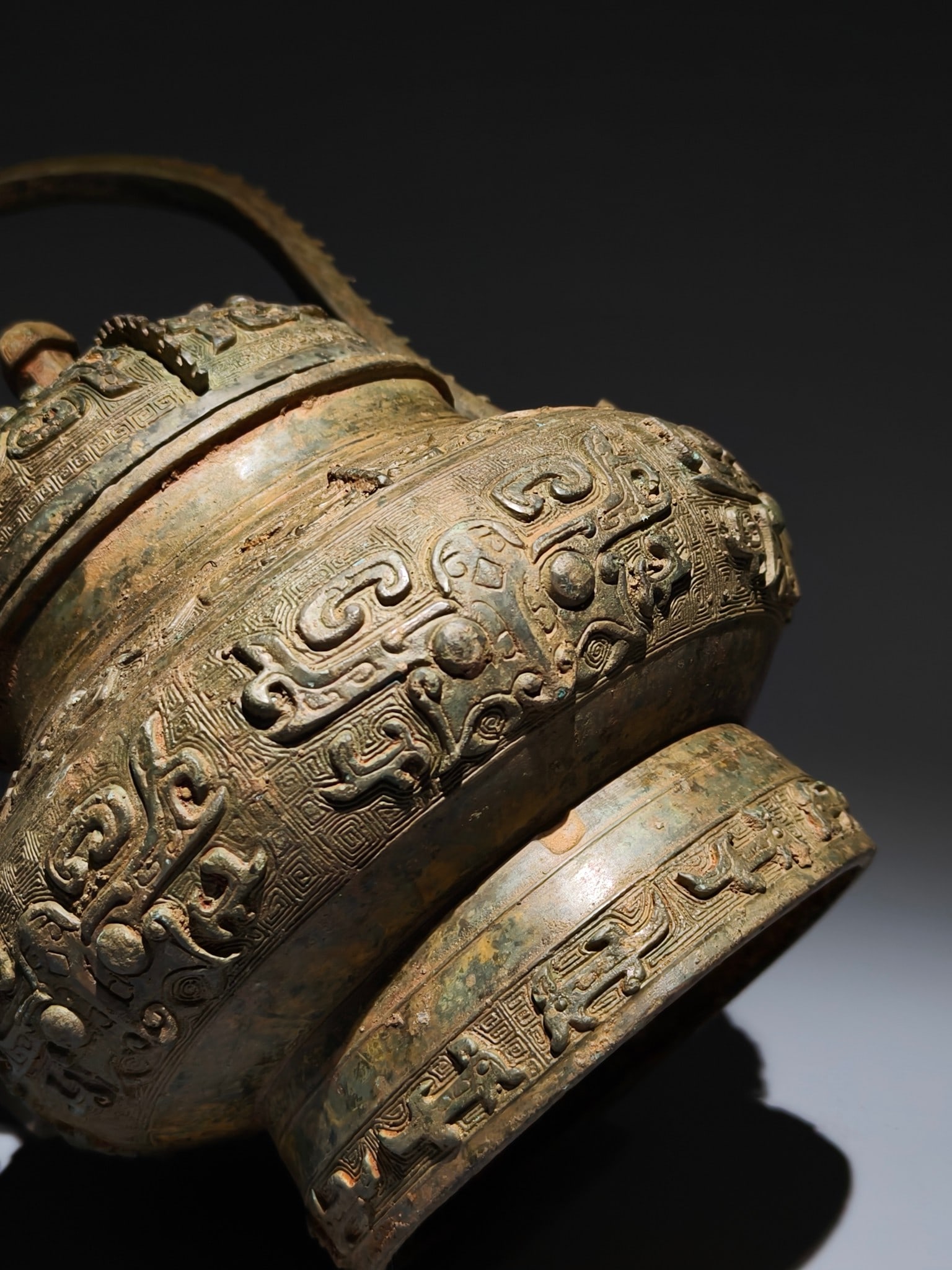 An Archaic Bronze Beast-Face Pattern Ewer - 6