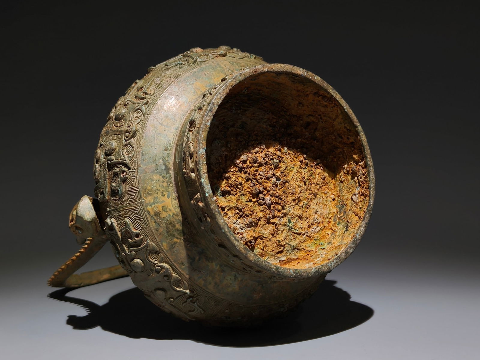 An Archaic Bronze Beast-Face Pattern Ewer - 9