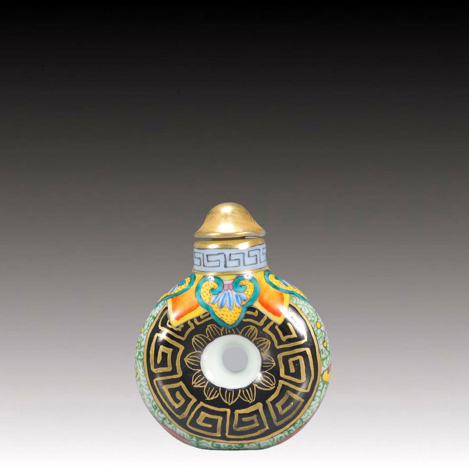 An Exquisite Famille-rose Flower Pattern Snuff Bottle: An Exquisite Famille-rose Flower Pattern Snuff Bottle, Qianlong Four-Character Mark, Qing Dynasty, China, Size: 1.8inx2.4in 