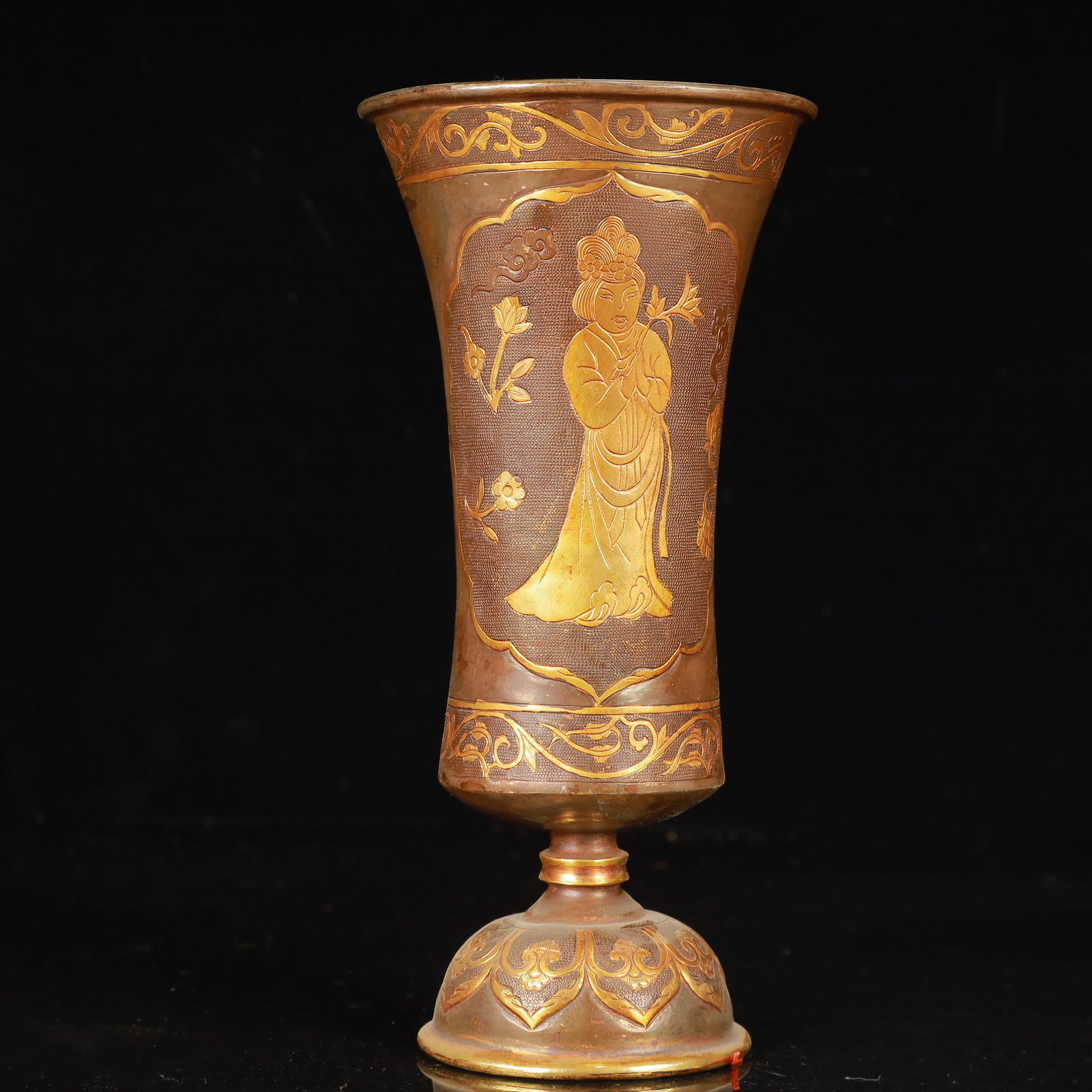 An Exquisite Gilt Silver Figure Pattern Cup: An Exquisite Gilt Silver Figure Pattern Cup Qing Dynasty,China,Size:4.1inx8.7in,Weight:600g 银鎏金人物纹杯,中国清代