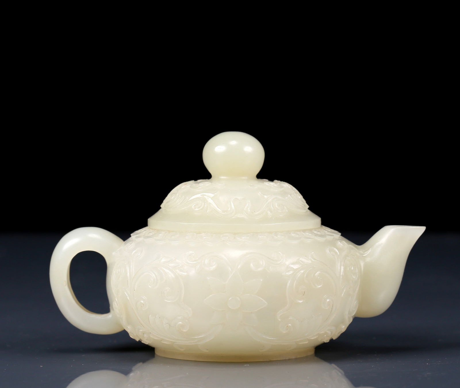 An Exquisite White Jade Lotus Pattern Teapot: An Exquisite White Jade Lotus Pattern Teapot,Qing Dynasty, China,Size:3.9inx2.8inx2.4in,Weight:110g 白玉缠枝莲纹茶壶，清代
