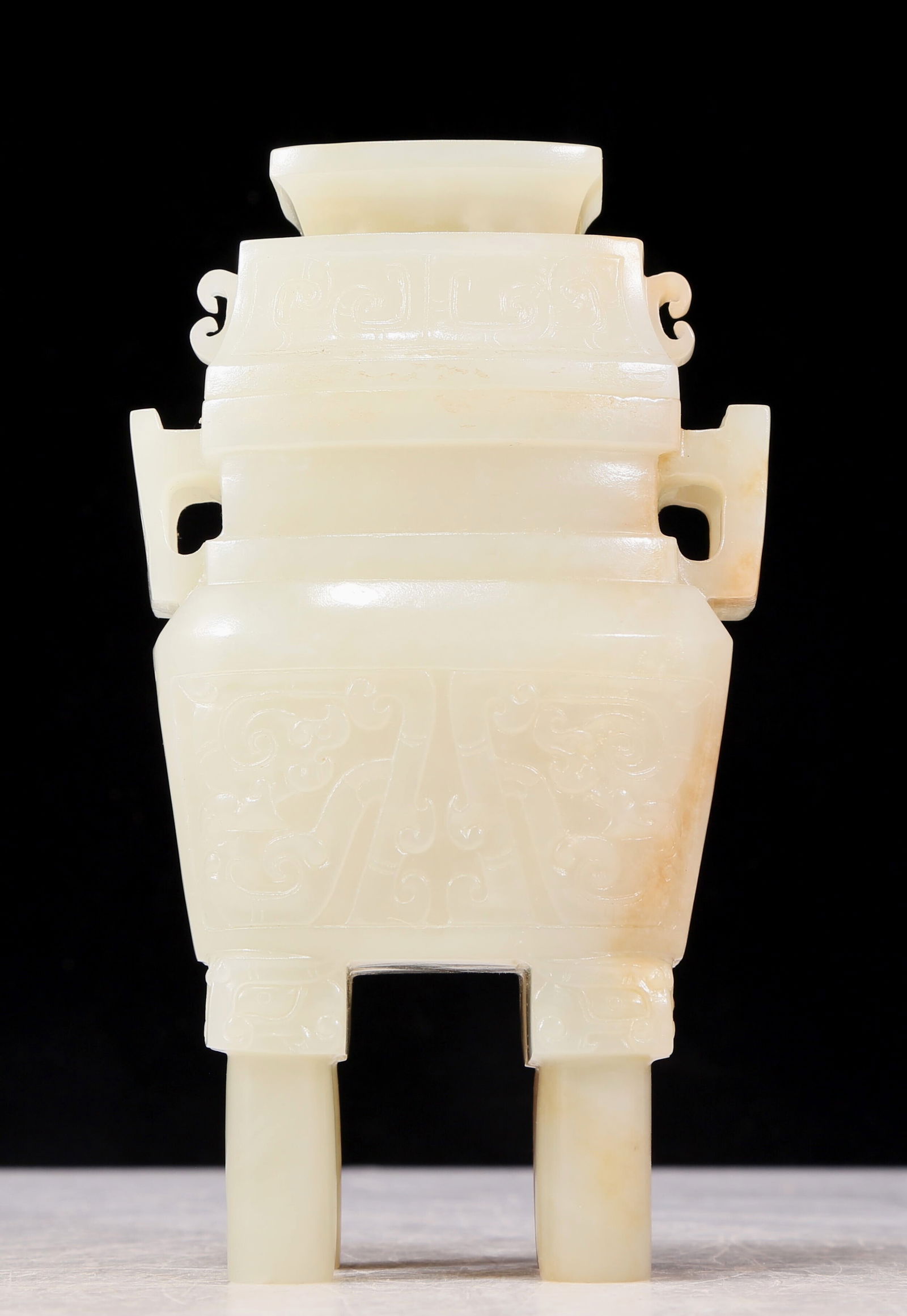 An exquisite white jade four-legged censer with dragon pattern and lid (1 of 9)