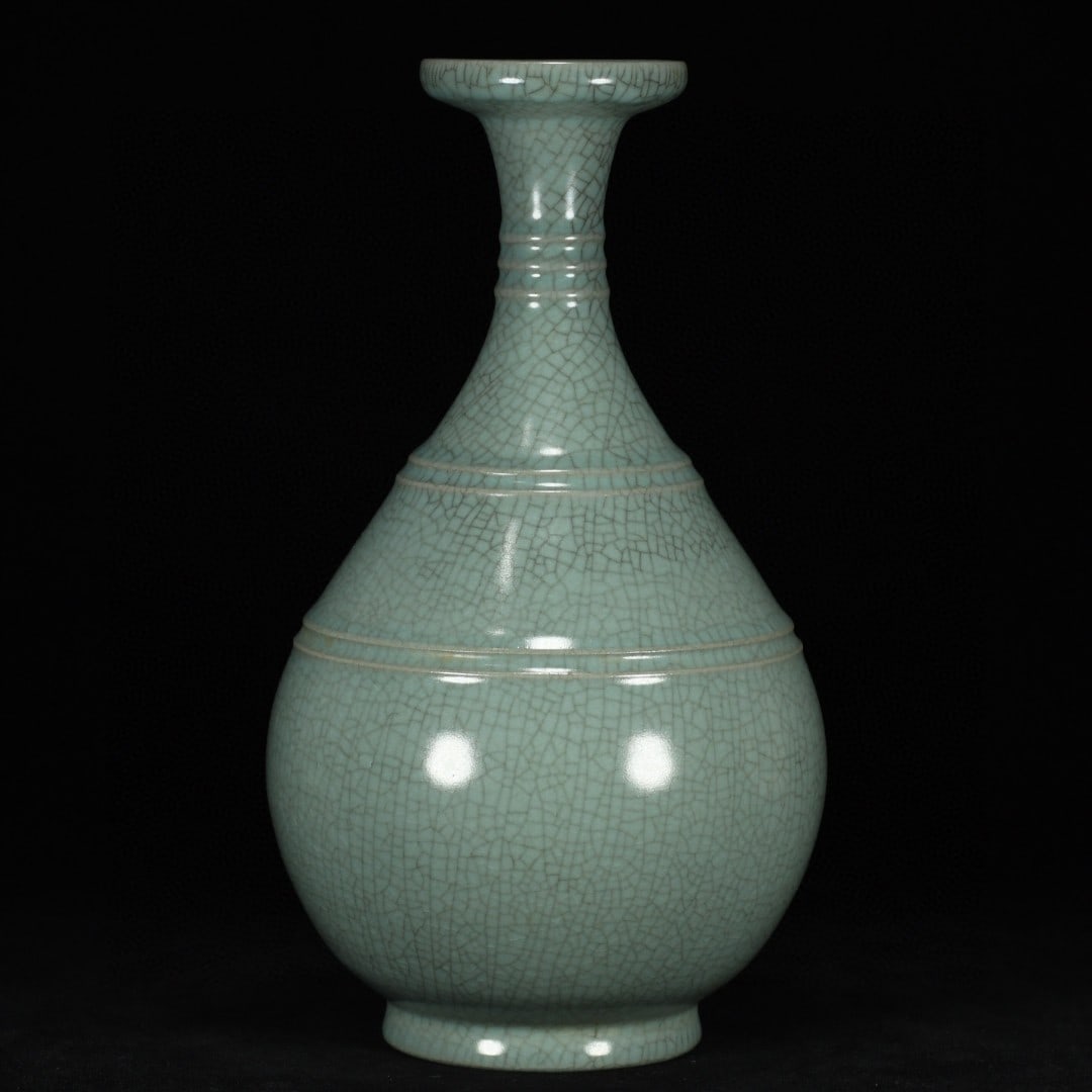 An Exquisite Ru yao Vase: An Exquisite Ru yao Vase,Song Dynasty, China,Size:10.2inx5.9in 汝窑瓶,中国宋代