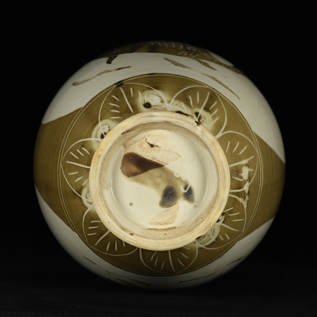 An Exquisite Ding yao Fish Pattern Vase - 9
