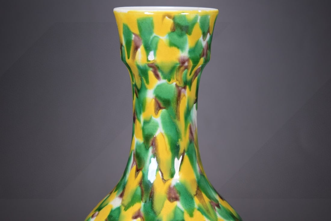 An Exquisite Biscuit Vase - 2