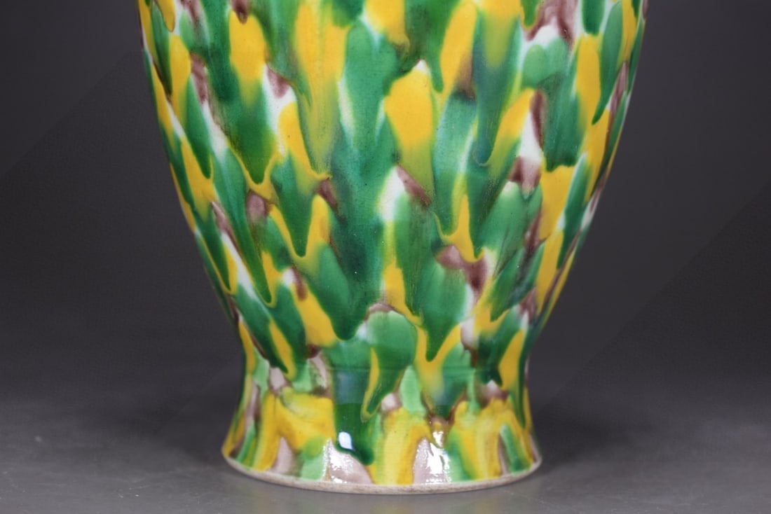 An Exquisite Biscuit Vase - 4