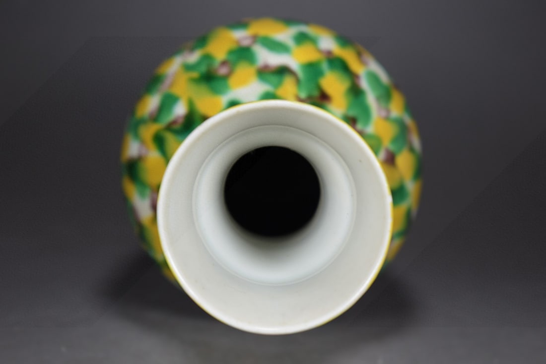 An Exquisite Biscuit Vase - 6