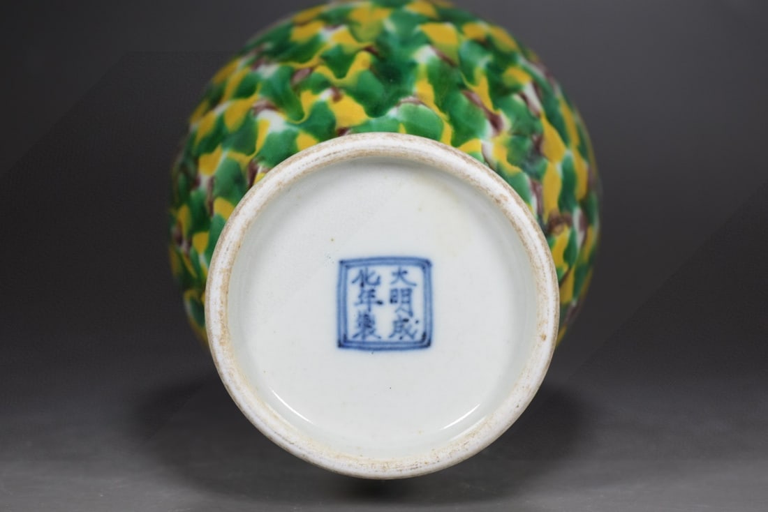 An Exquisite Biscuit Vase - 8