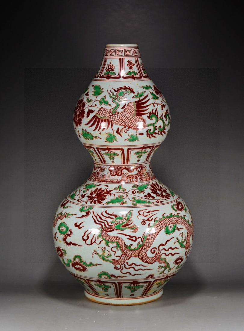 A Huge Red Green Color Auspicious Cloud,Dragon and Phoenix Pattern Gourd-Shaped Vase: A Huge Red Green Color Auspicious Cloud,Dragon and Phoenix Pattern Gourd-Shaped Vase,Yuan Dynasty, China,Size:20.1inx11.8in 