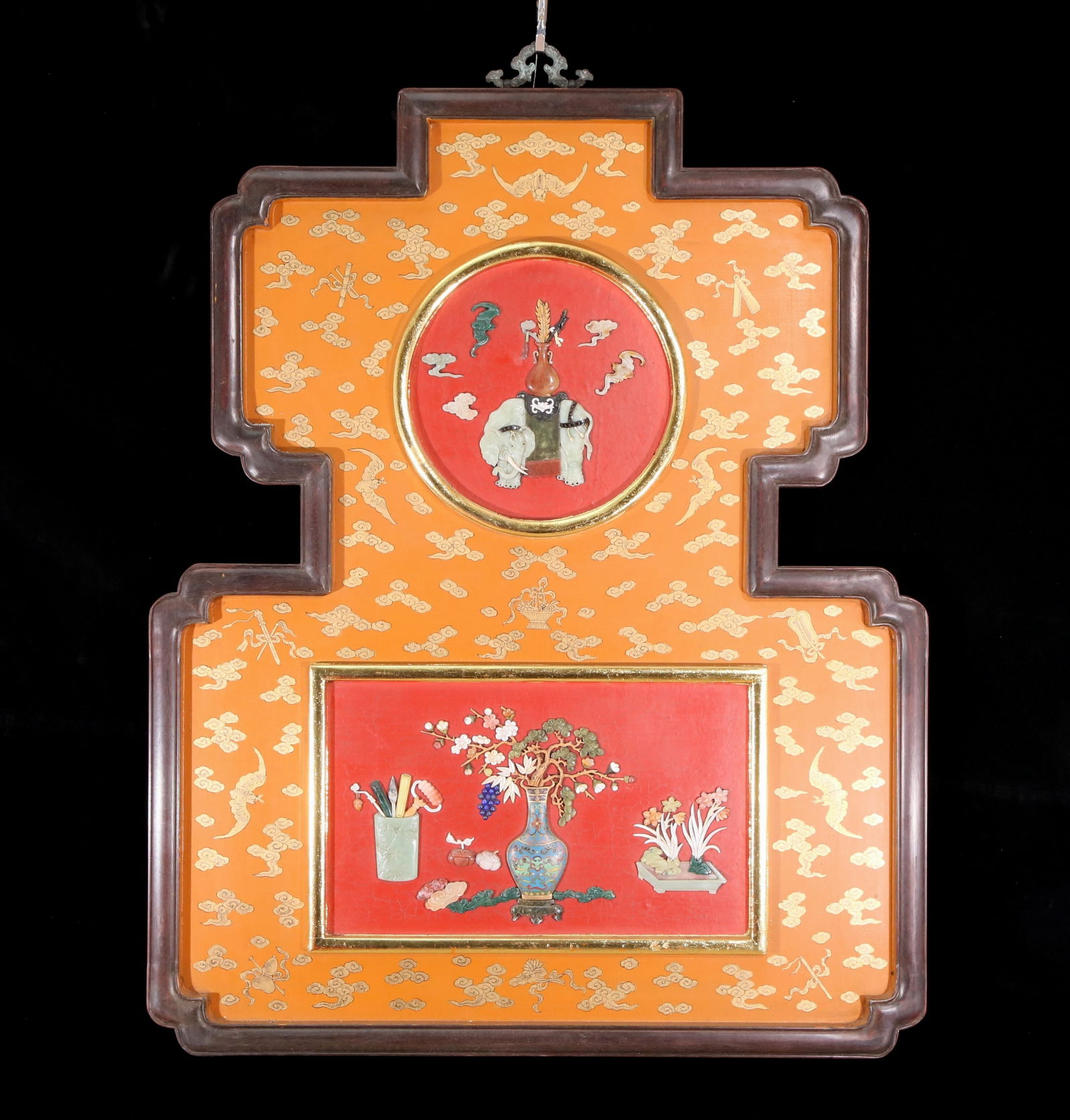 An exquisite zitanwood painted and painted vase hanging screen with gemstones: An exquisite painted zitanwood hanging screen with a painted vase pattern inlaid with gems, Qianlong four-character design, Qing Dynasty, China. This hanging screen is an exquisite work of art. It use