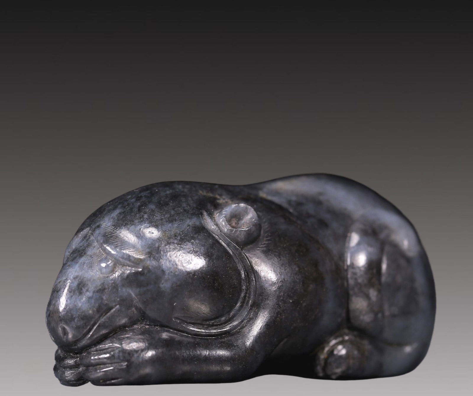 An Excellent Black-White Jade Bear: An Excellent Black-White Jade Bear. Chinese Qing Dynasty. Size:2.8inx1.2in. Weight:151.4g 清代 黑白玉熊手把件