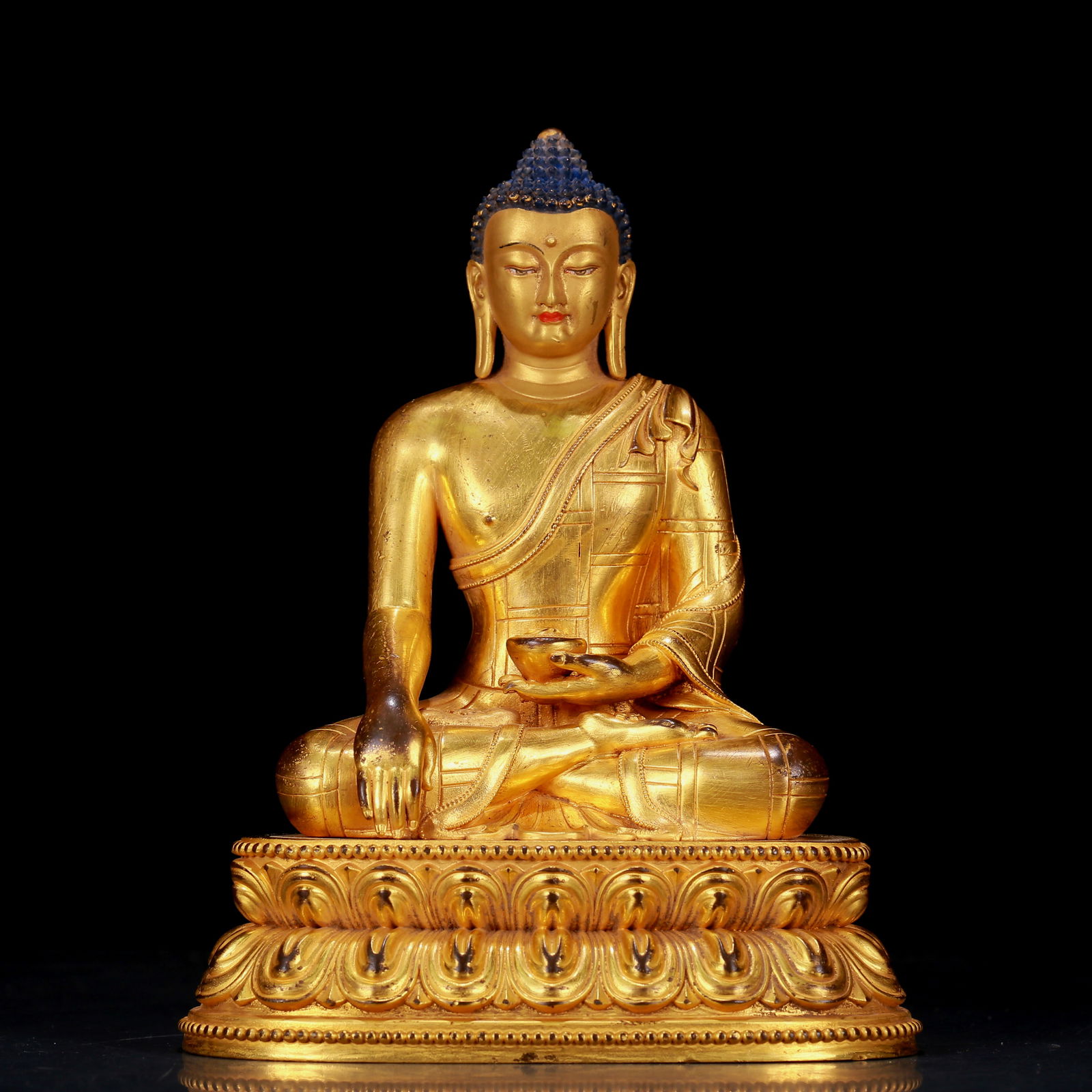 An exquisite gilt bronze statue of Sakyamuni: An exquisite gilt bronze statue of Sakyamuni, Ming Dynasty, China. The Buddha's face has a calm, kind and serene expression, and his hands and fingers show beautiful lines and proportions to