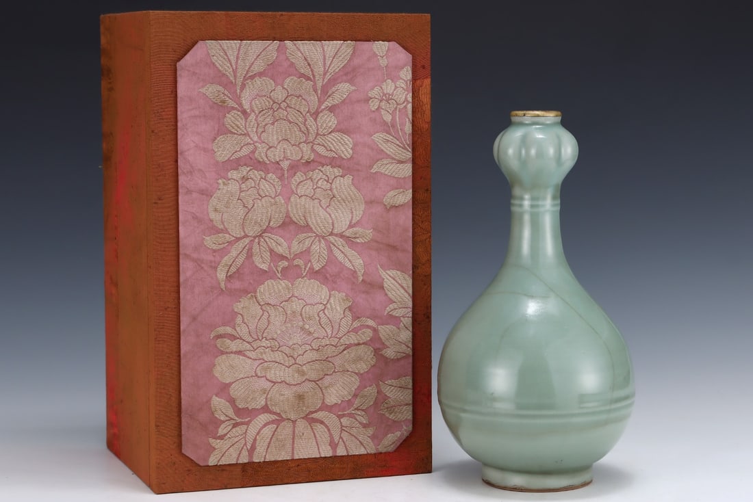 An Exquisite Longquan yao Cover with Gold Vase: An Exquisite Longquan yao Cover with Gold Vase,Song Dynasty, China,Royal Court Mark,Size:11.3inx6in 