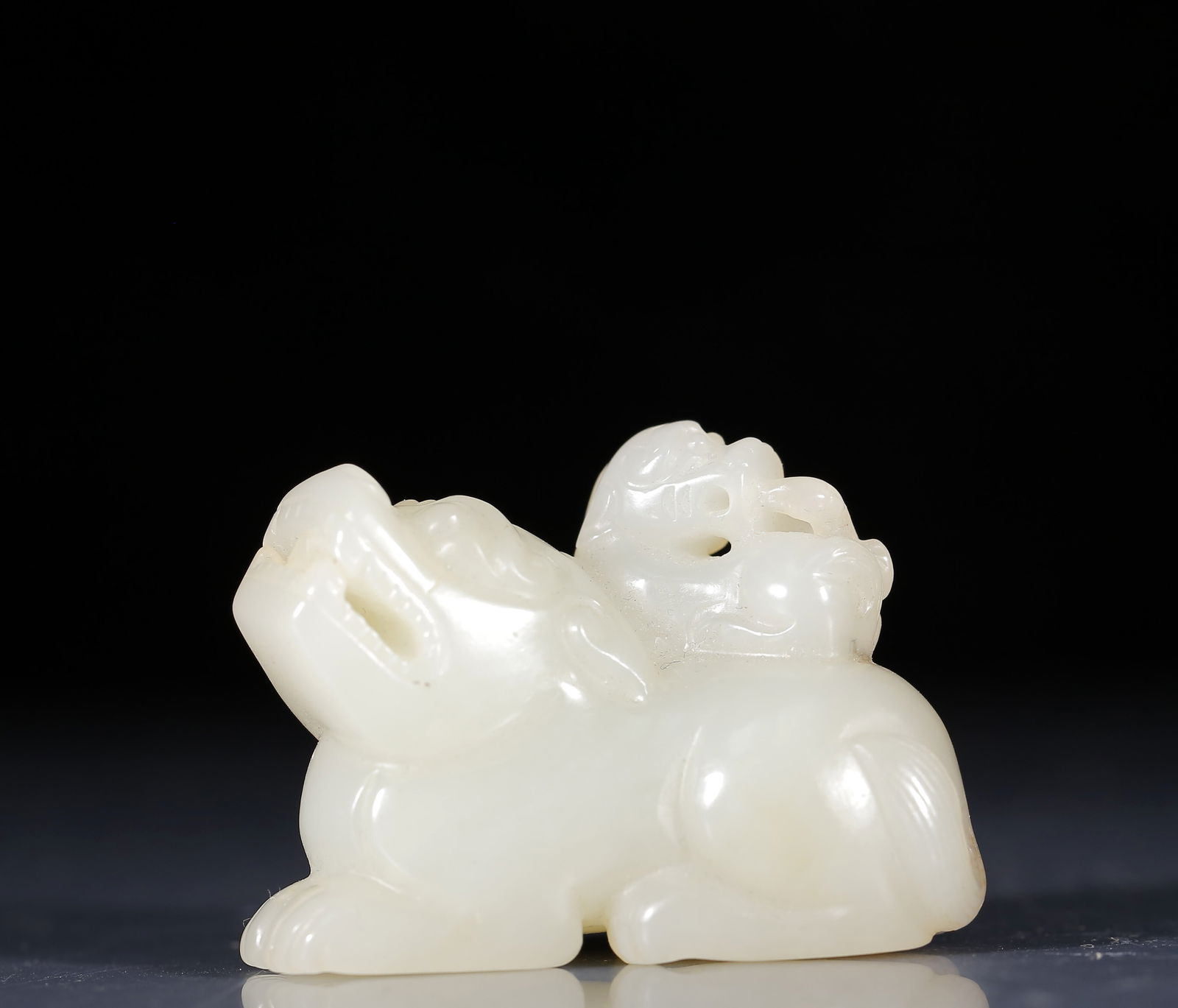 An Exquisite White Jade Lion Ornament: An Exquisite White Jade Lion Ornament,Qing Dynasty, China,Size:2inx1inx1.8in,Weight:85g 白玉狮子摆件，清代