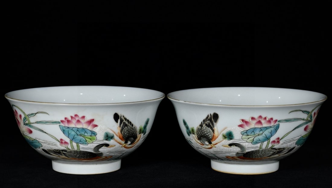 A Pair of Exquisite Famille-Rose Painted Gold Flower and Bird Pattern Bowls: A Pair of Exquisite Famille-Rose Painted Gold Flower and Bird Pattern Bowls,Qing Dynasty, China,Yongzheng Four-character Mark,Size:3.1inx6.3in 