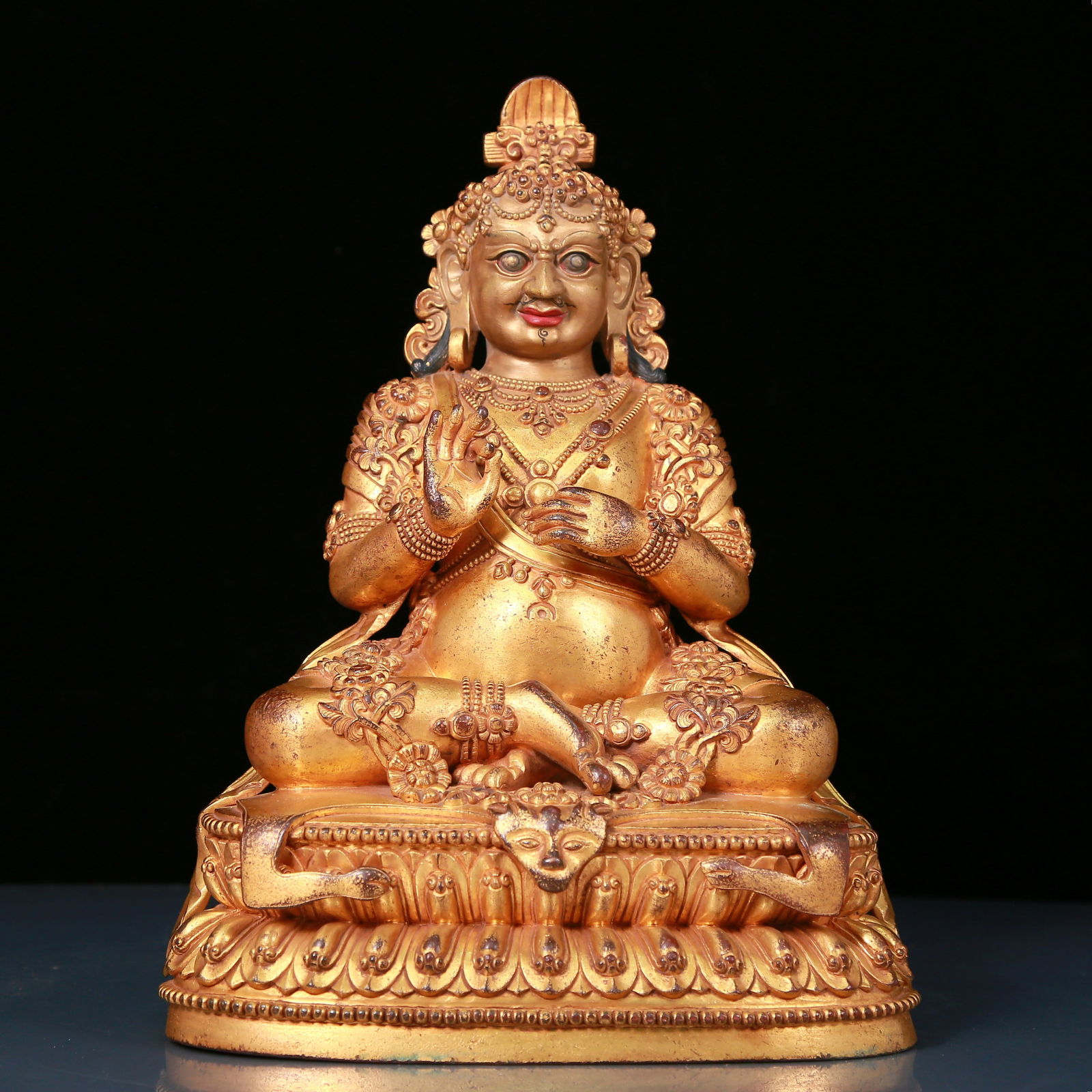 A solemn gilt bronze Vajra statue: solemn gilt-bronze Vajra statue Ming Dynasty, China. The Vajra's figure is solemn and majestic, symbolizing strong will and invincible power. At the same time, his face is solemn, and his brows