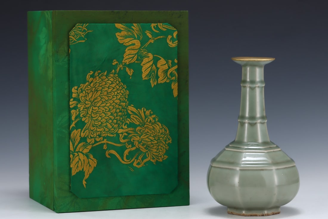An Exquisite Longquan yao Cover with Gold Vase: An Exquisite Longquan yao Cover with Gold Vase,Song Dynasty, China,Royal Court Mark,Size:9.1inx5.7in 龙泉窑金口瓶,中国宋代,宫廷&