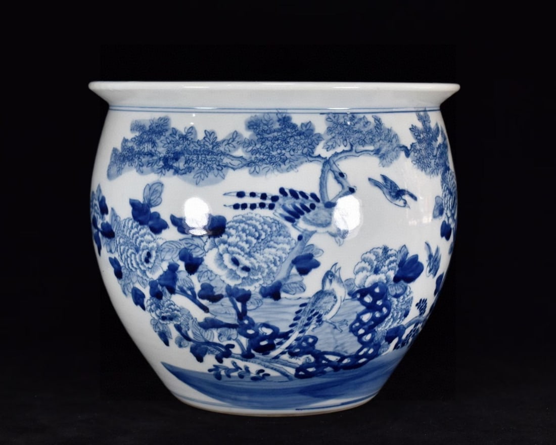 An Exquisite Blue and White Flower and Bird Pattern Vat: An Exquisite Blue and White Flower and Bird Pattern Vat,Qing Dynasty, China,Size:9.8inx11.4in 青花花鸟纹缸,中国清代