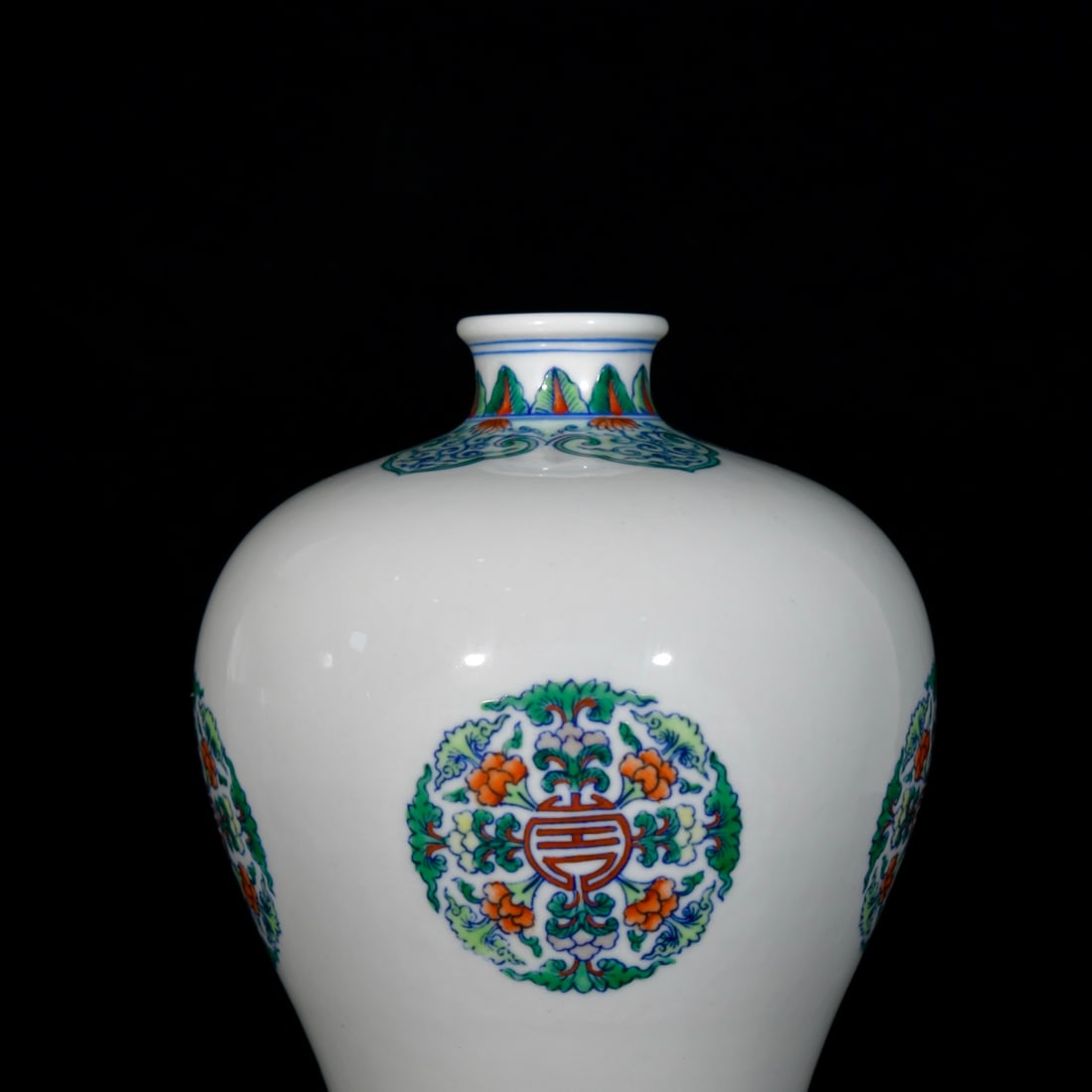An Exquisite Doucai Flower Pattern Vase - 2