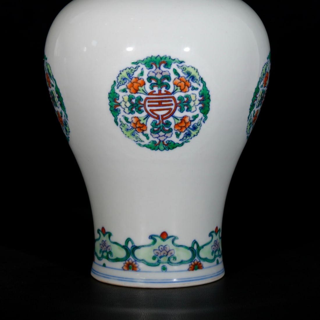 An Exquisite Doucai Flower Pattern Vase - 3