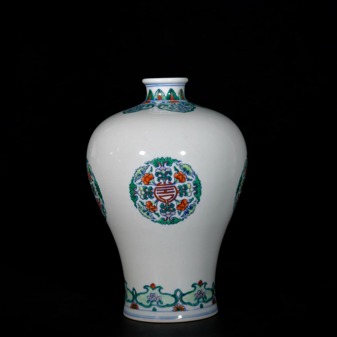 An Exquisite Doucai Flower Pattern Vase - 6