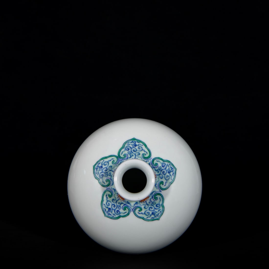 An Exquisite Doucai Flower Pattern Vase - 8