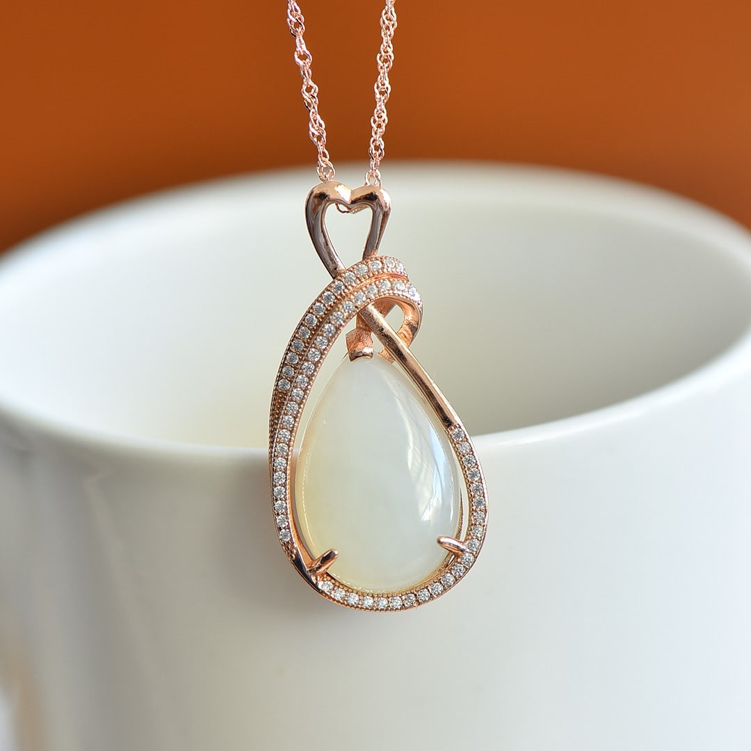 An Exquisite Sterling Silver-Gold Plated Inlaid White Jade Pendant: An Exquisite Sterling Silver-Gold Plated Inlaid White Jade Pendant,Size:15mmx23mm 纯银镀金镶白玉吊坠