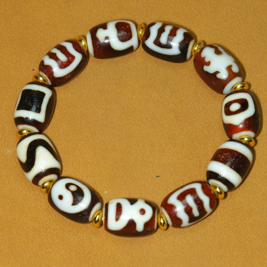 An Exquisite Dzi Bead Bracelets: An Exquisite Dzi Bead Bracelets，Size：17mmx12mm，Weight：54g 天珠手链