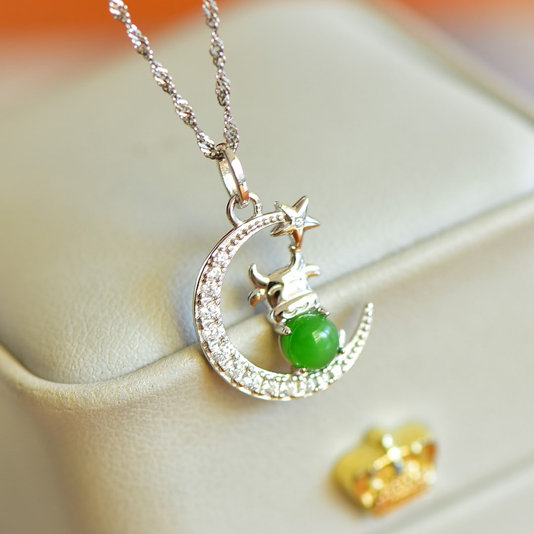 An Exquisite Sterling Silver Inlaid Jasper Pendant,Inlaid Diamonds: An Exquisite Sterling Silver Inlaid Jasper Pendant,Inlaid Diamonds,Size:5mmx5mm 纯银镶碧玉吊坠,嵌钻石