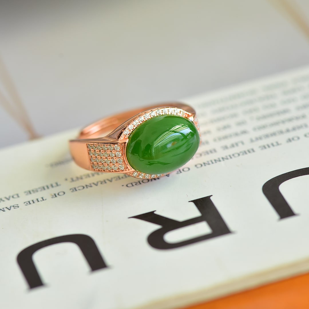 An Exquisite Sterling Silver-Gold Plated Inlaid Jasper Ring: Sterling Silver-Gold Plated Inlaid Jasper Ring , Size :10mmx14mm 纯银镀金镶碧玉戒指,尺寸:10mmx14mm