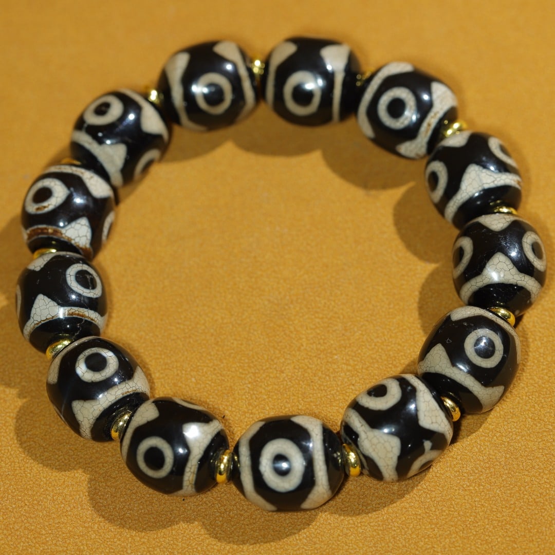 An Exquisite Dzi Bead Bracelets: An Exquisite Dzi Bead Bracelets，Size：14mmx15mm，Weight：63g 天珠手链
