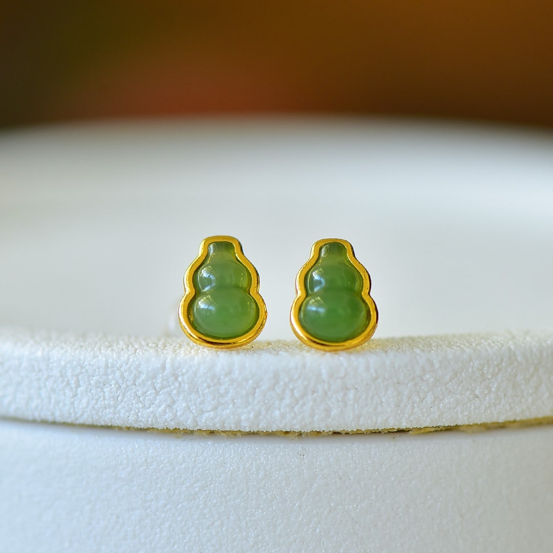 A Pair of Exquisite Sterling Silver-Gold Plated Inlaid Jasper Gourd Earrings: A Pair of Exquisite Sterling Silver-Gold Plated Inlaid Jasper Gourd Earrings 一对纯银镀金镶碧玉葫芦耳钉