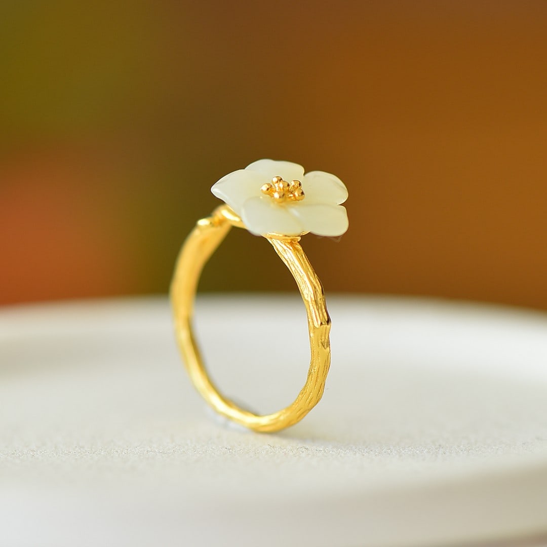 An Exquisite Sterling Silver-Gold Plated Inlaid White Jade Ring: An Exquisite Sterling Silver-Gold Plated Inlaid White Jade Ring,Size:12mmx12mm 纯银镀金镶白玉戒指