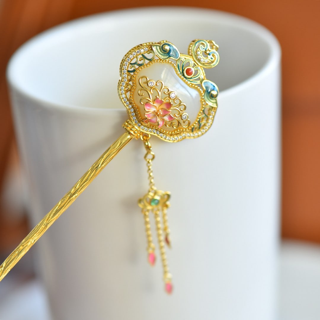 An Exquisite Sterling Silver-Gold Plated Inlaid White Jade Enamel Hairpin: An Exquisite Sterling Silver-Gold Plated Inlaid White Jade Enamel Hairpin,Size:16mmx21mm 纯银镀金镶白玉珐琅发簪