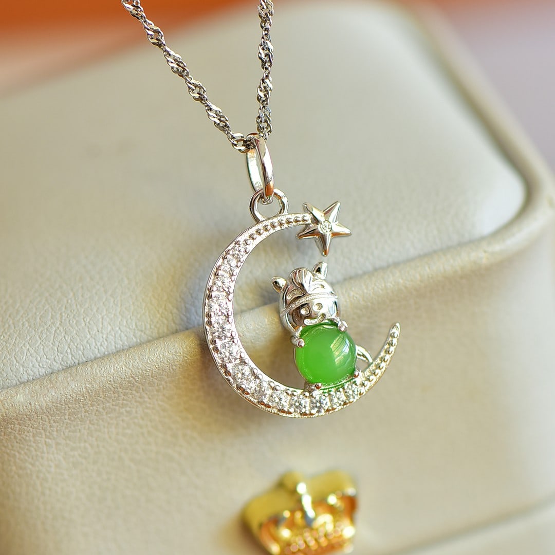 An Exquisite Sterling Silver Inlaid Jasper Pendant,Inlaid Diamonds: An Exquisite Sterling Silver Inlaid Jasper Pendant,Inlaid Diamonds,Size:5mmx5mm 纯银镶碧玉吊坠,嵌钻石