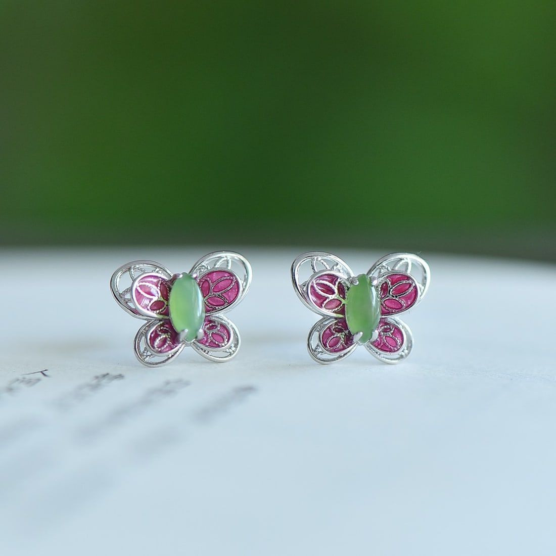 A Pair of Exquisite Sterling Silver Inlaid Jasper Earrings: A Pair of Exquisite Sterling Silver Inlaid Jasper Earring,Size:3mmx6mm 一对纯银镶碧玉耳钉